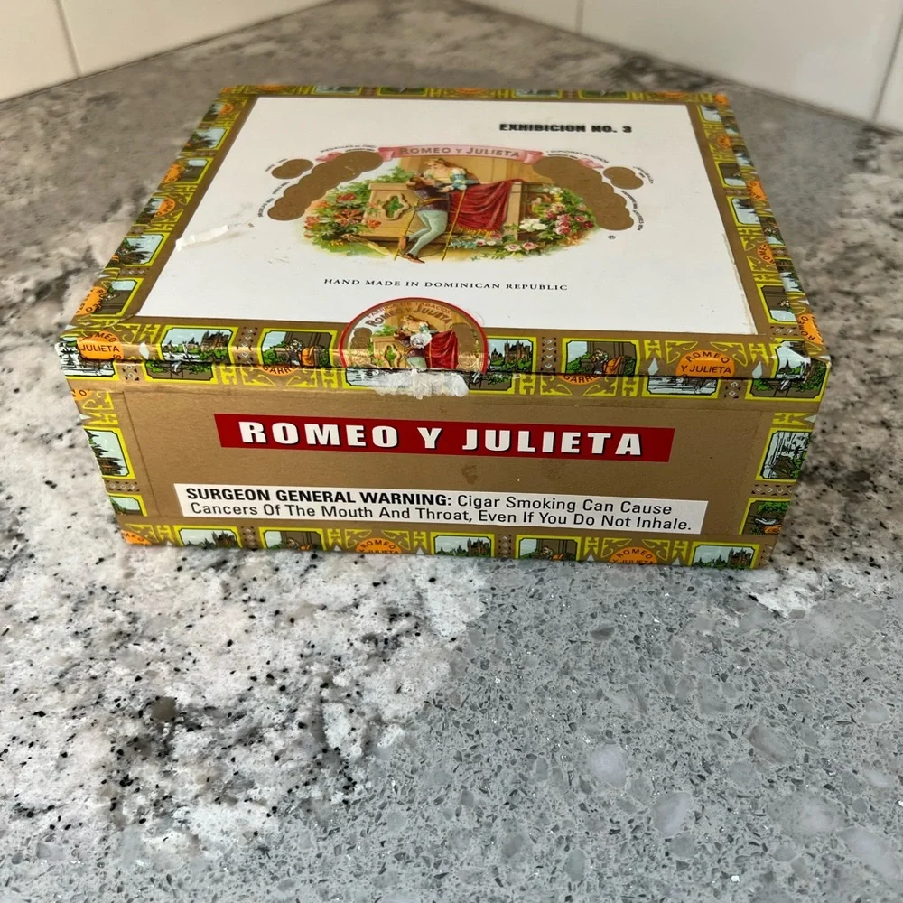 Romeo Y Julieta Exhibicion # 3 cigar box